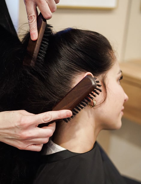 Femme recevant des soins de coiffure naturelle