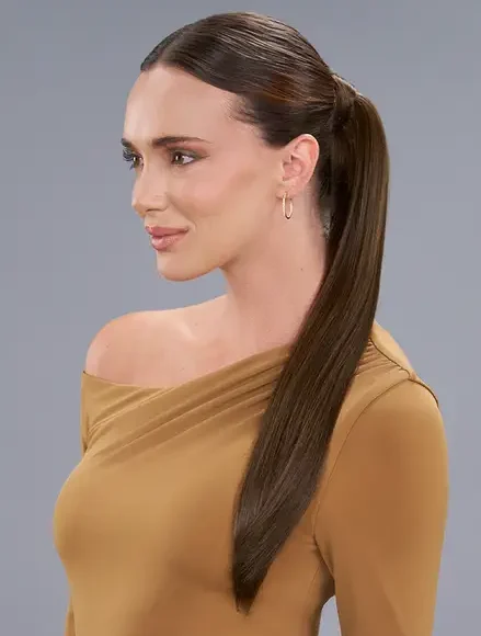 Une femme aux cheveux bruns porte une easipony (queue de cheval) de longueur moyenne