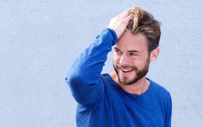 Homme avec de beaux cheveux Hairskeen