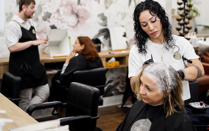 Deux clientes accompagnées de leurs coloristes/stylistes du Centre Santé du Cheveu