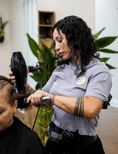 Soins de coiffure à la suite d'un remplacement capillaire