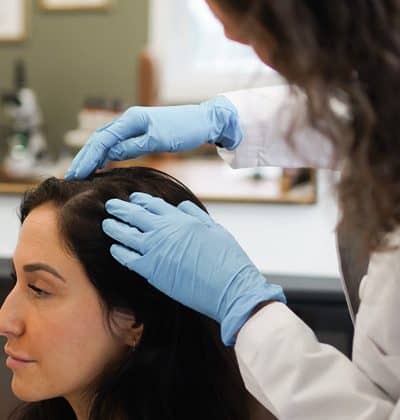 Femme qui consulte pour le PRP cheveux