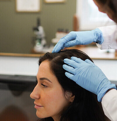 Femme qui consulte pour le PRP cheveux