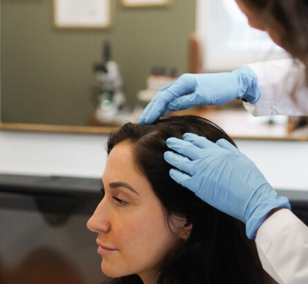 Femme qui consulte pour le PRP cheveux