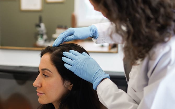 Femme qui consulte pour le PRP cheveux