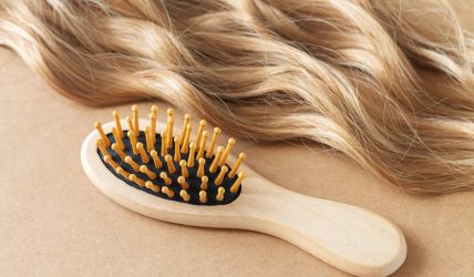 Perruque de cheveux humains blonds avec une brosse adaptée pour l’entretien