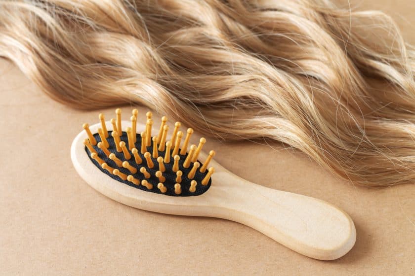 Perruque de cheveux humains blonds avec une brosse adaptée pour l’entretien