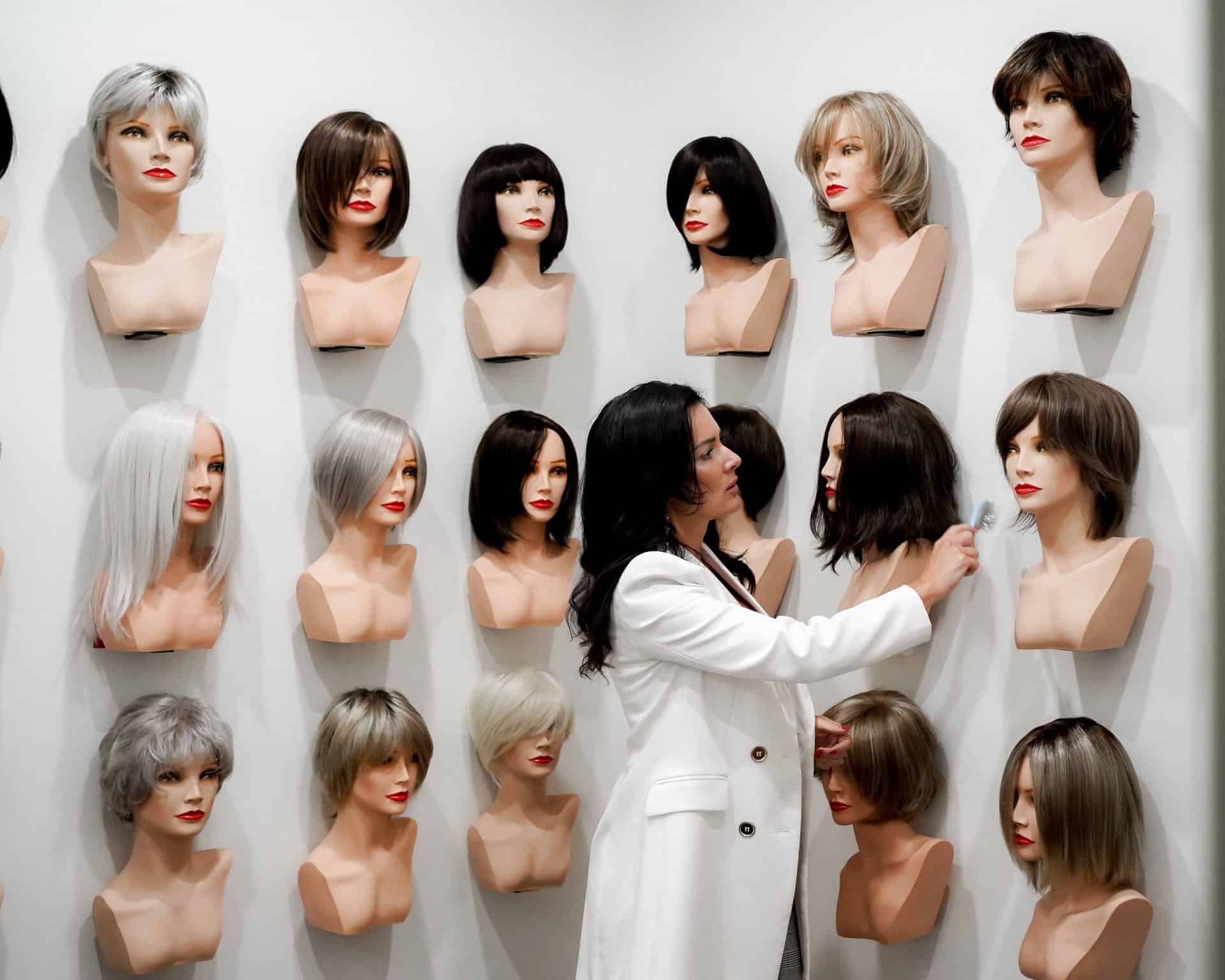 Plusieurs styles de perruques de cheveux naturels présentés au Centre Santé du Cheveu, à Rosemère, sur la Rive-Nord.