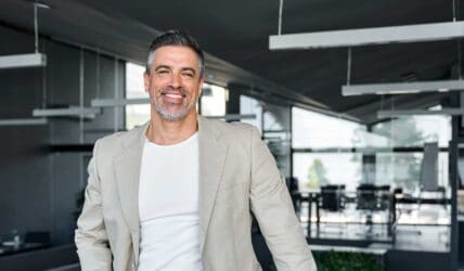 Un homme heureux des résultats du traitement Alma TED pour les cheveux