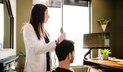 Scan de densité pour analyser les cheveux d’un homme, effectué le Centre Santé du Cheveu, à Rosemère.