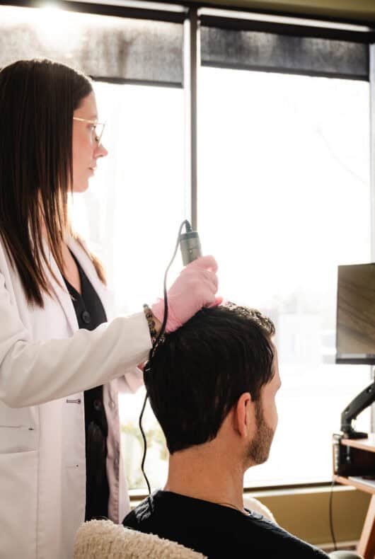 Scan de densité pour analyser les cheveux d’un homme, effectué le Centre Santé du Cheveu, à Rosemère.