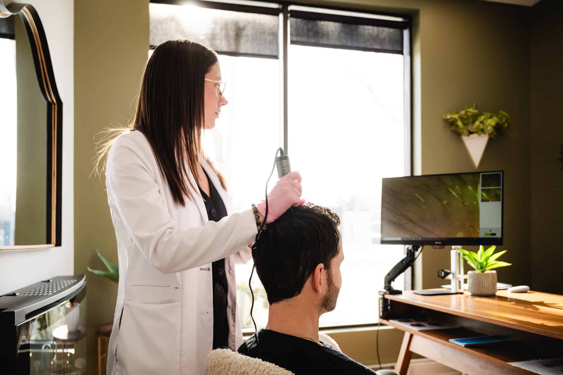 Scan de densité pour analyser les cheveux d’un homme, effectué le Centre Santé du Cheveu, à Rosemère.